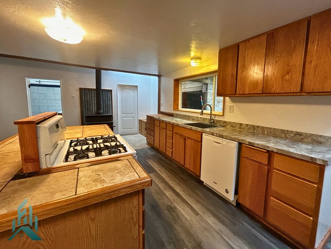 Building Photo - Peaceful Home Among the Evergreens in Eddy...