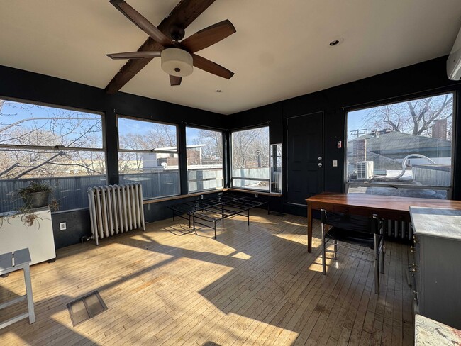 Building Photo - 915 W 16th St