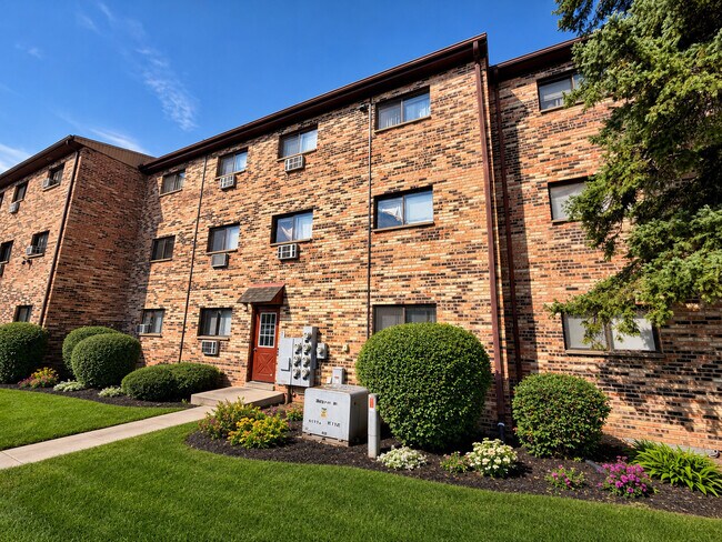 Building Photo - 1510 N Silver Ln