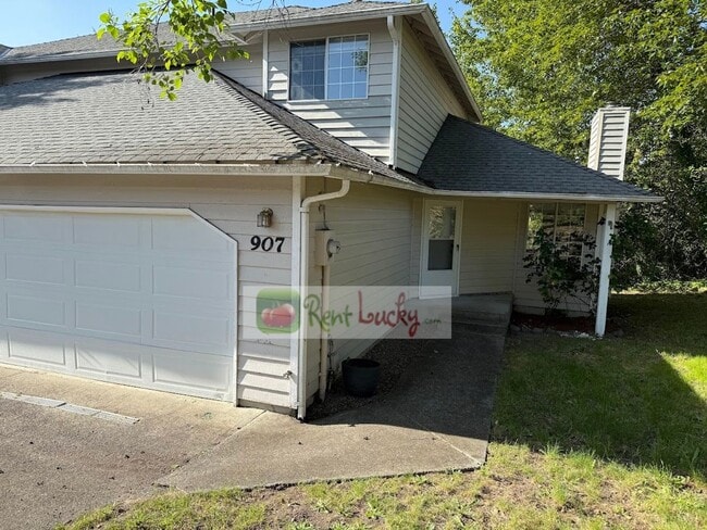 Building Photo - Cute Duplex with Attached Garage in Brown'...