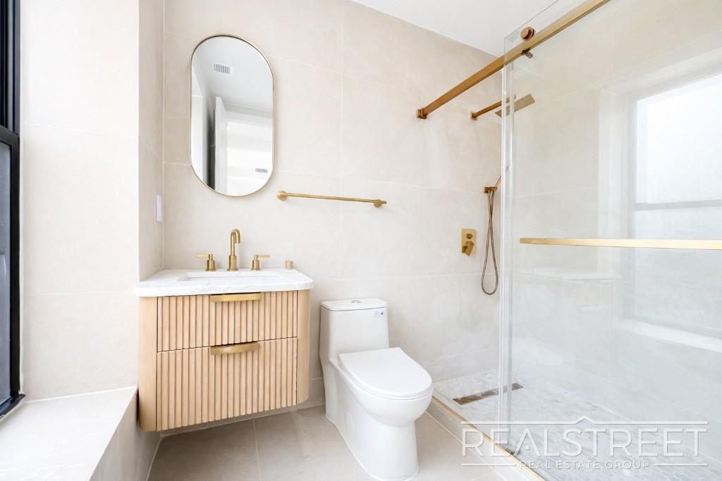 Building Photo - 3BR/2.5BA Duplex with In-Unit Washer/Dryer