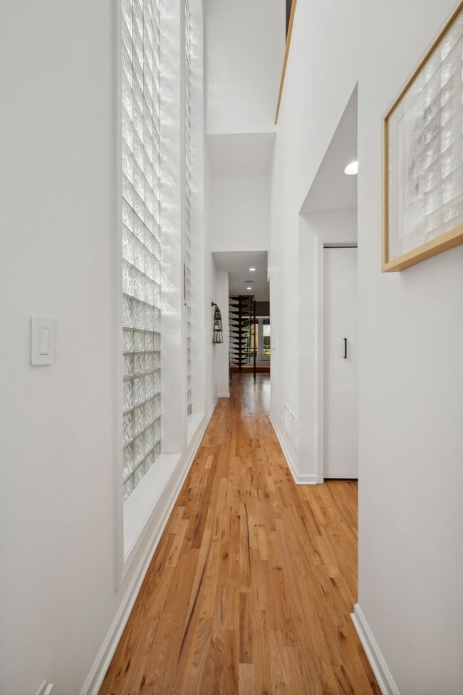 Building Photo - 885 N Hermitage Ave