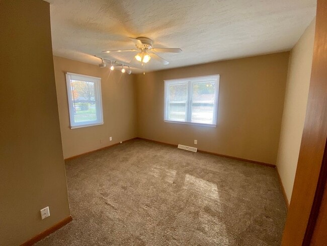 Building Photo - Super Clean 2 Bedroom - 1 Bath Home