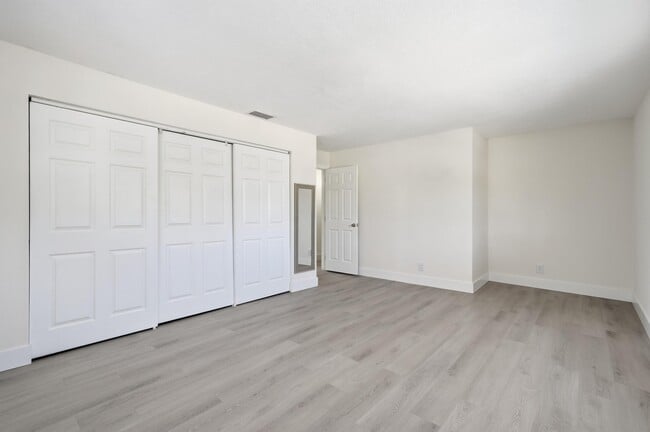 Building Photo - 622 SW 7th Ave