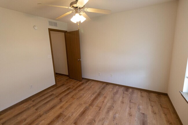 Building Photo - 5000 Derby Ridge Dr