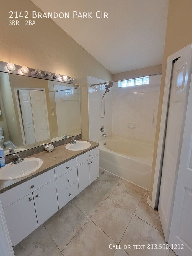 Building Photo - 2142 Brandon Park Cir