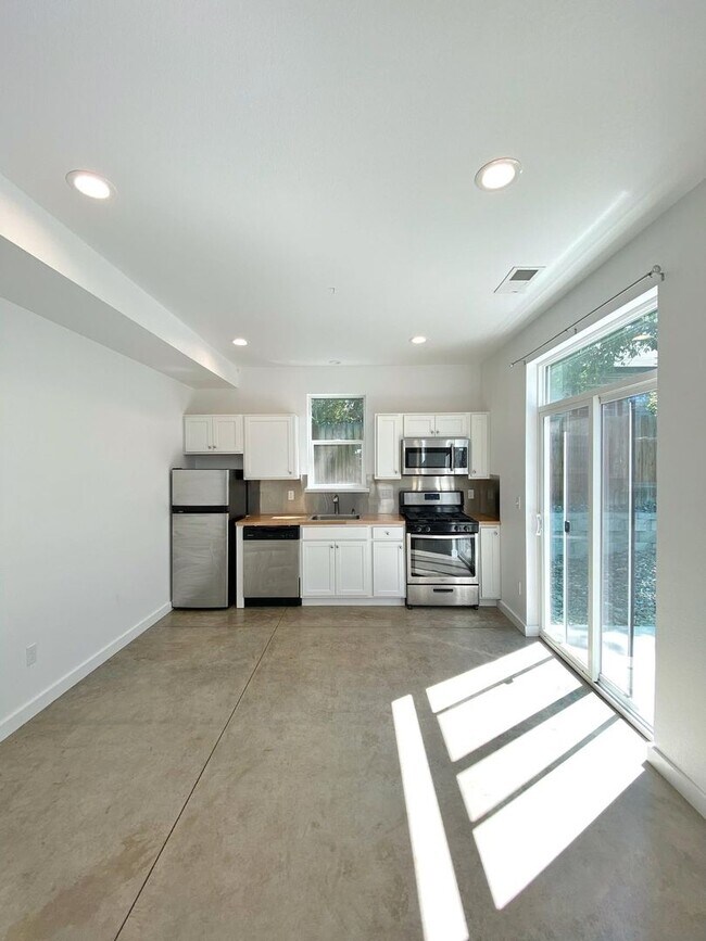 Building Photo - 446 Roberts St