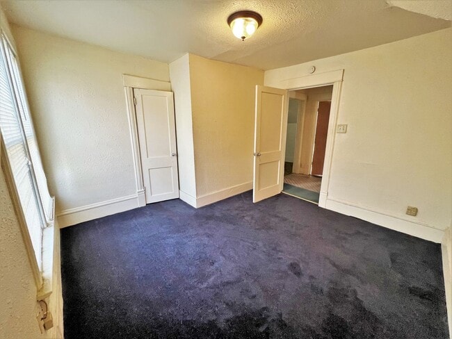 Building Photo - 915 W 4th Ave