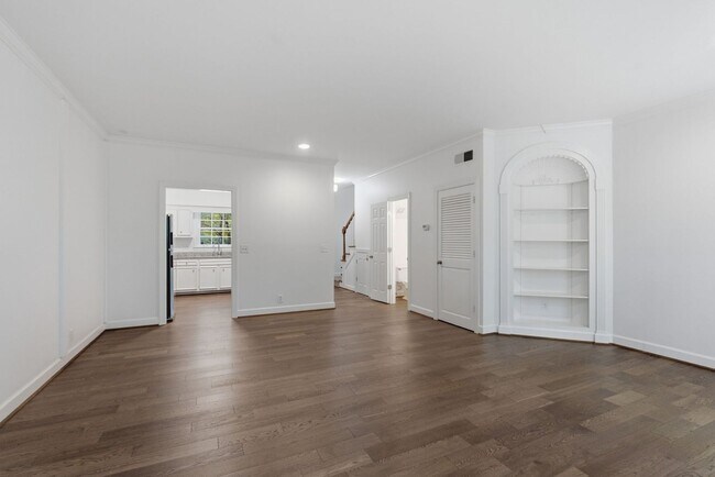Building Photo - Charming Townhouse in Green Hills