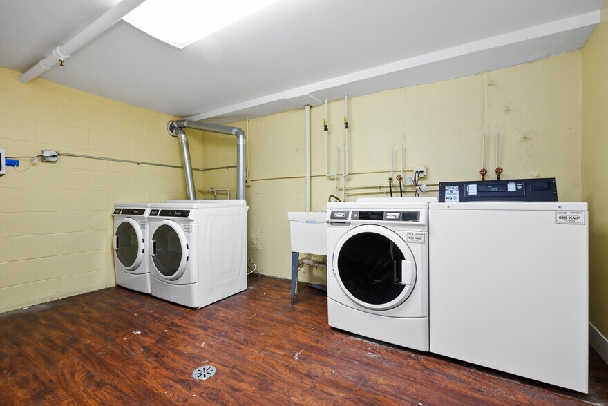 Building Photo - 16W540 87th St
