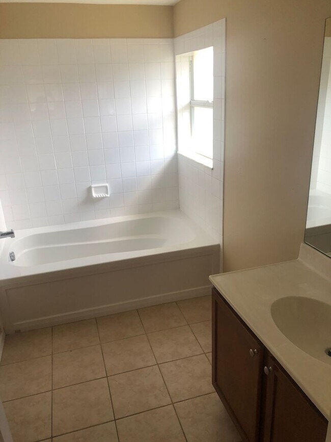 Building Photo - LARGE 3 BDRM 2 BATH HOME AVAILBLE NOW.  AS...