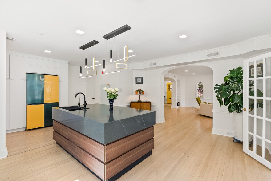 Kitchen Island - 4400 Q St NW