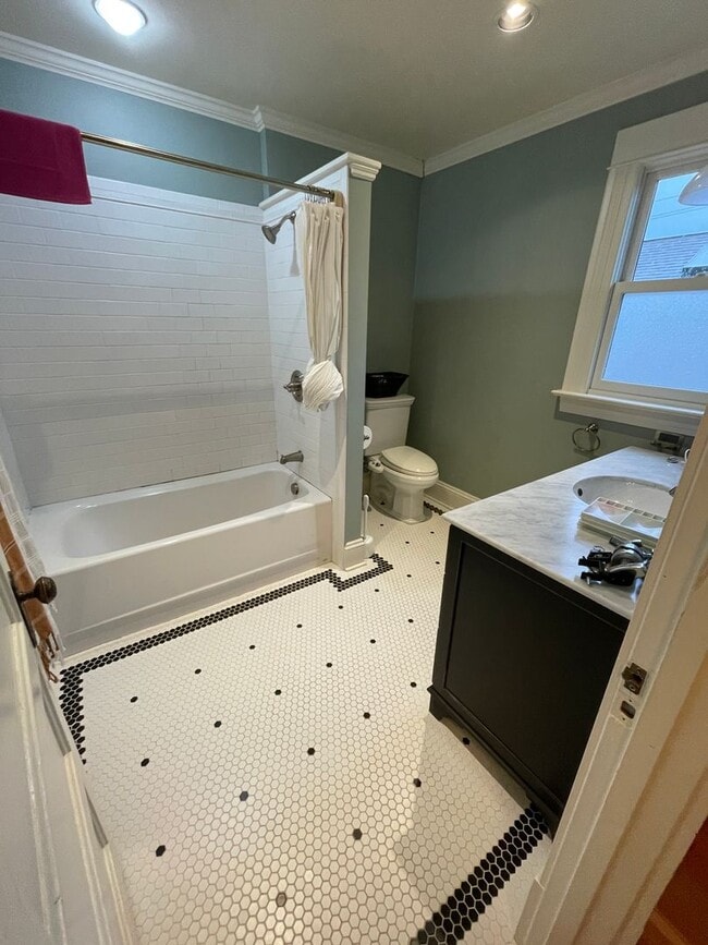 Building Photo - 2002 NE 13th Ave