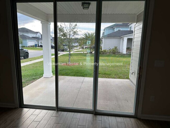 Building Photo - 234 Brandon Lks Dr