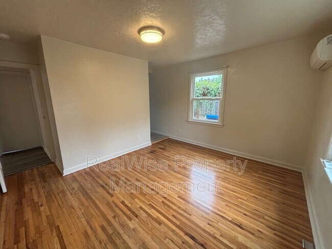 Building Photo - 364 W Selmar Ct