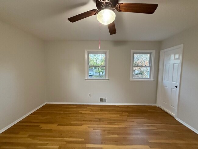 Building Photo - 16 Meadowview Dr