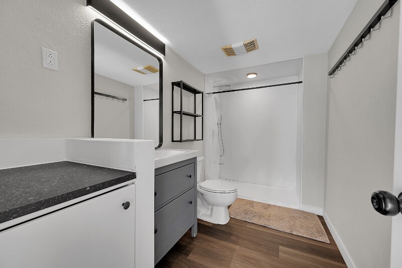 Building Photo - 660 Hickory St