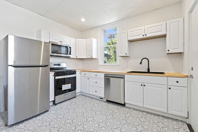 Building Photo - Spacious 5 Bedroom 1.5 Bathroom Home in Ha...