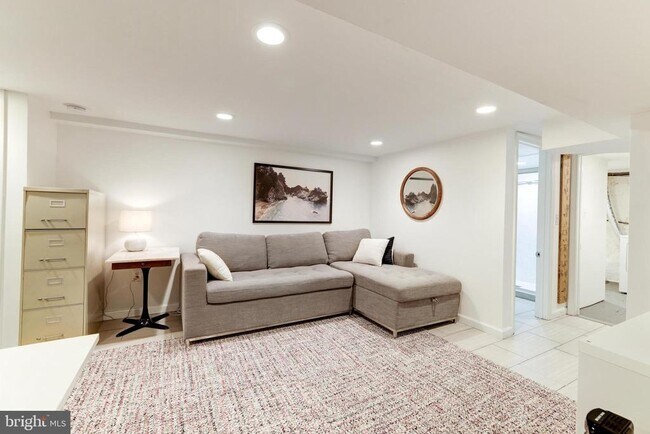 Building Photo - 241 Lynhaven Dr