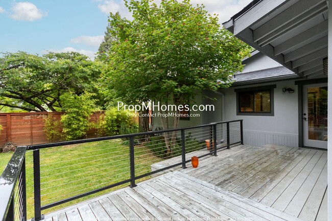 Building Photo - Unique Luxury Three Bedroom Home in Hallinan!
