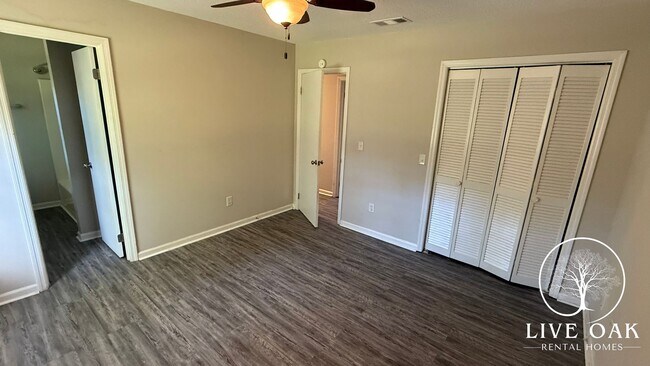Building Photo - MOVE IN SPECIAL: $500 OFF 1ST MONTH'S RENT!**