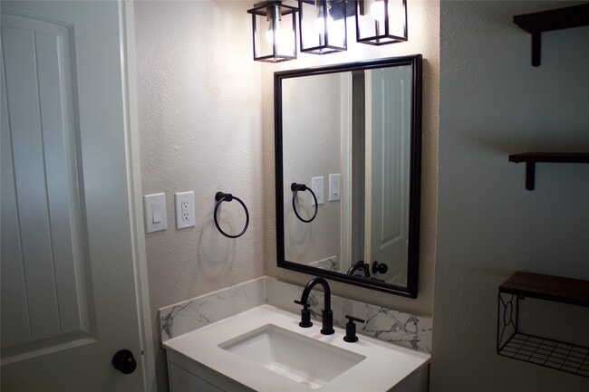 Building Photo - 1323 E 32nd 1/2 St