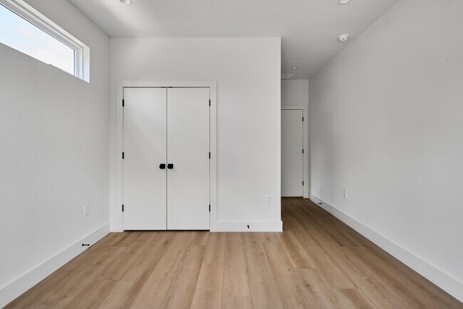 Building Photo - 412 Hackberry Ln