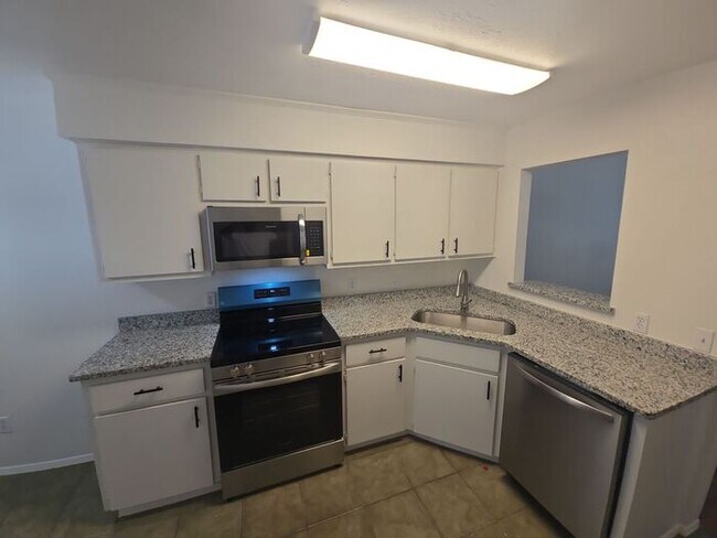 Building Photo - **Bright 2 Bed / 1 Bath Duplex with Off-St...