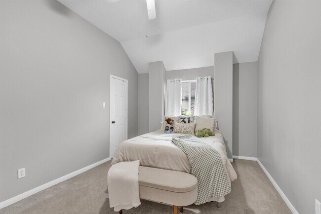 Building Photo - 3002 E Lake Falls Cir