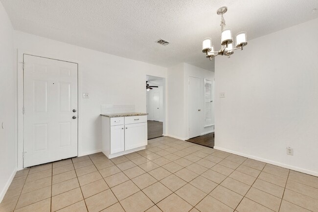 Building Photo - Completely renovated charming 3-Bed, 2-Bat...