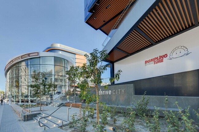 Building Photo - 260 King St