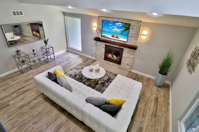 Building Photo - GORGEOUS REMODELED HOME WALKING DISTANCE T...