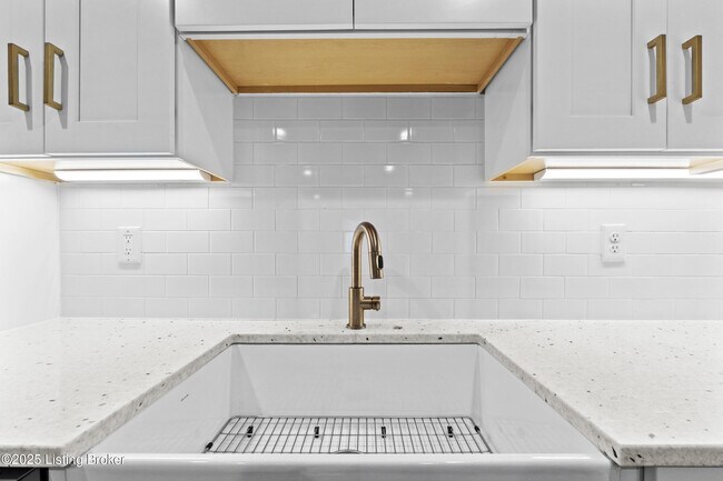 Building Photo - 1112 E Burnett Ave