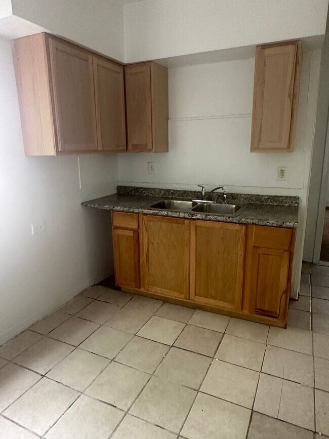 Building Photo - 3bd Single Section 8