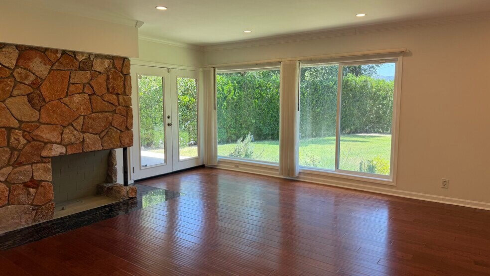 Building Photo - 1385 Greenmont Dr