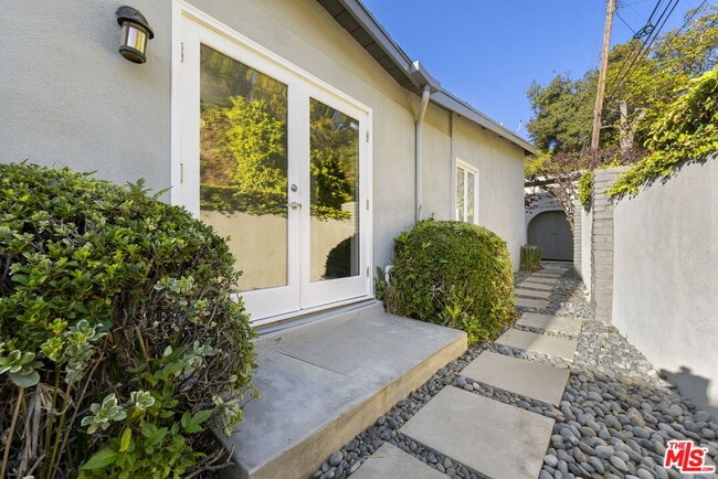 Building Photo - 2601 Nichols Canyon Rd