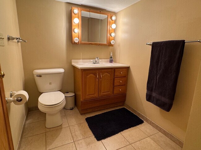 Building Photo - 202 NW Sharmin Dr