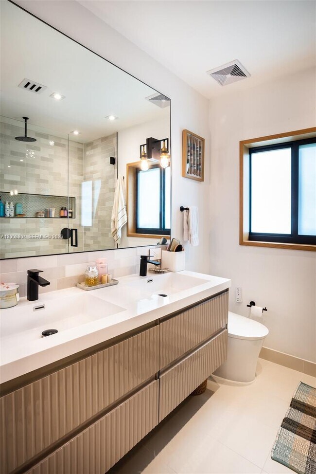 Building Photo - 115 SW 23rd Rd