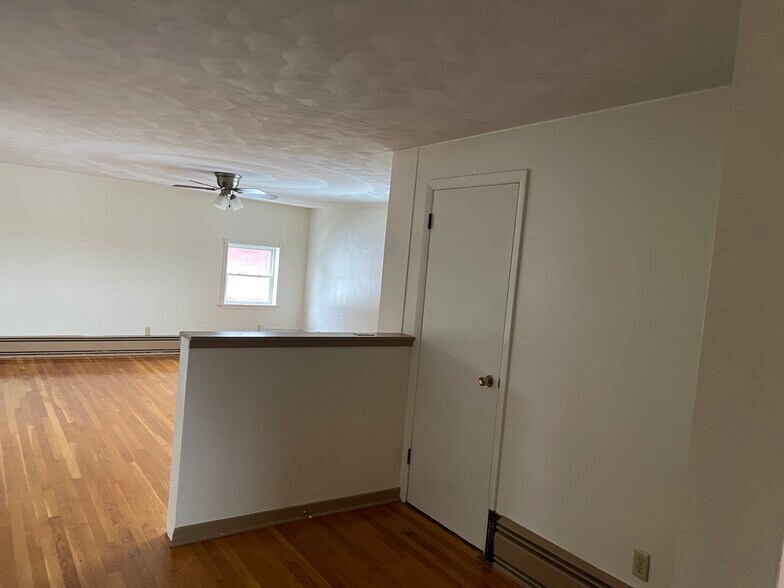 Living Room - 1606 Gompers Ave