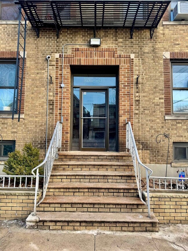 Building Photo - 250 Avenue B