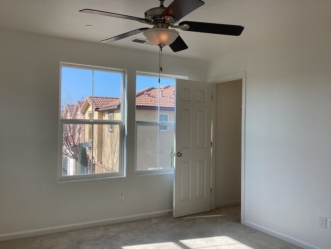 Building Photo - 1587 Etchings Way