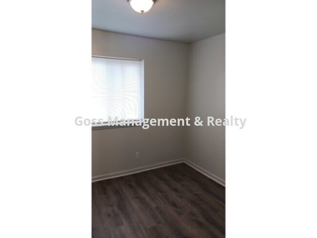 Building Photo - AVAILABLE NOW!!!