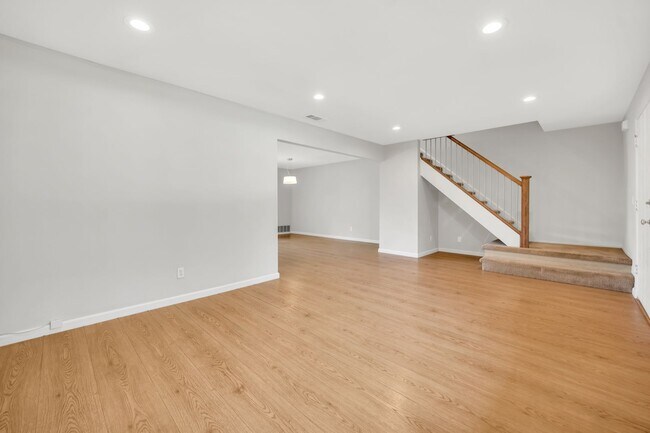 Building Photo - Spacious 4-Bedroom, 2.5-Bath Townhouse Clo...