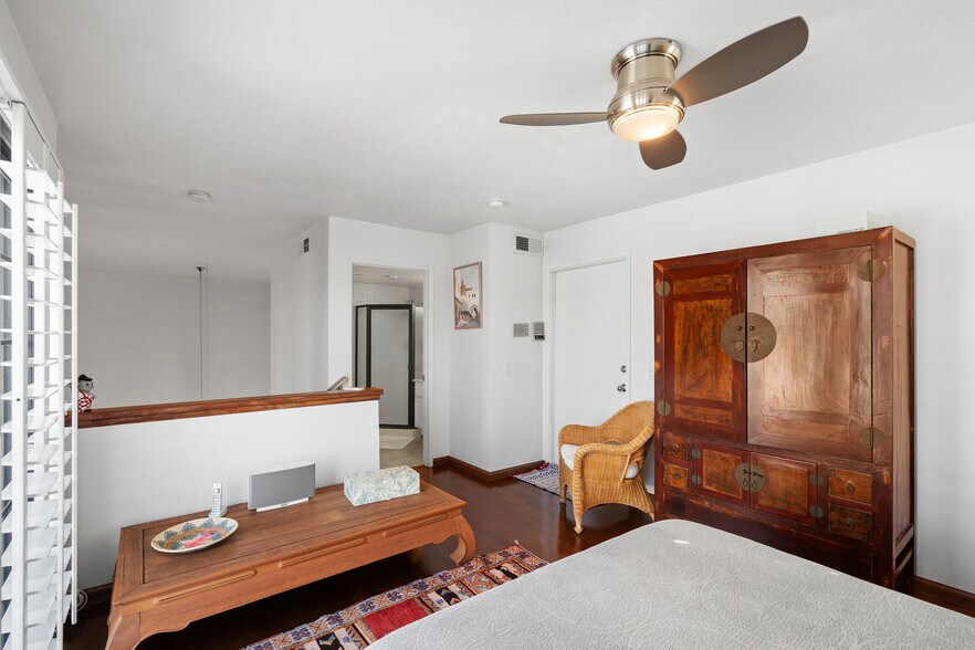 Upstairs Guest Room - 432 S Hamel Rd