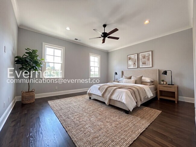 Building Photo - Spacious 7 Bed/8 Bath Home with Garage / Pet-Friendly / Available Now!