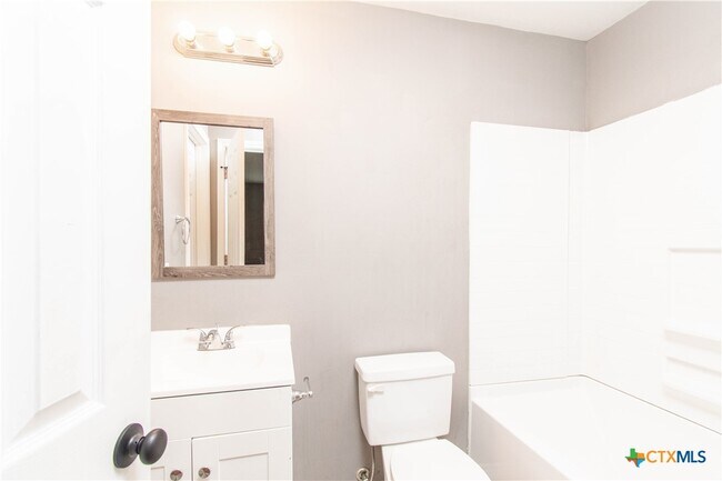 Building Photo - 501 Root Ave