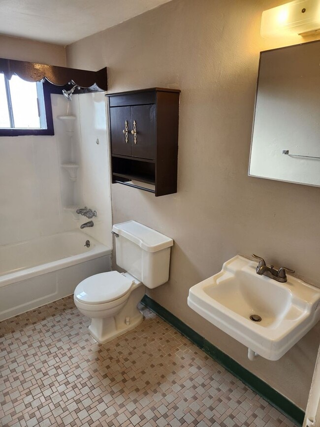 Building Photo - Updated 2 Bedroom Apartment in Millvale!