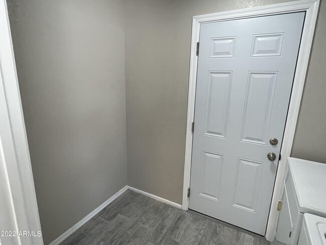 Building Photo - 710 W Cheyenne Dr