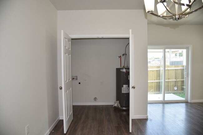 Building Photo - 3 bedroom 2 bath. Duplex Built in 2023