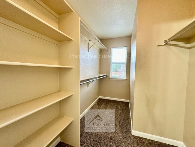 Building Photo - 8486 Meadowcrest Dr